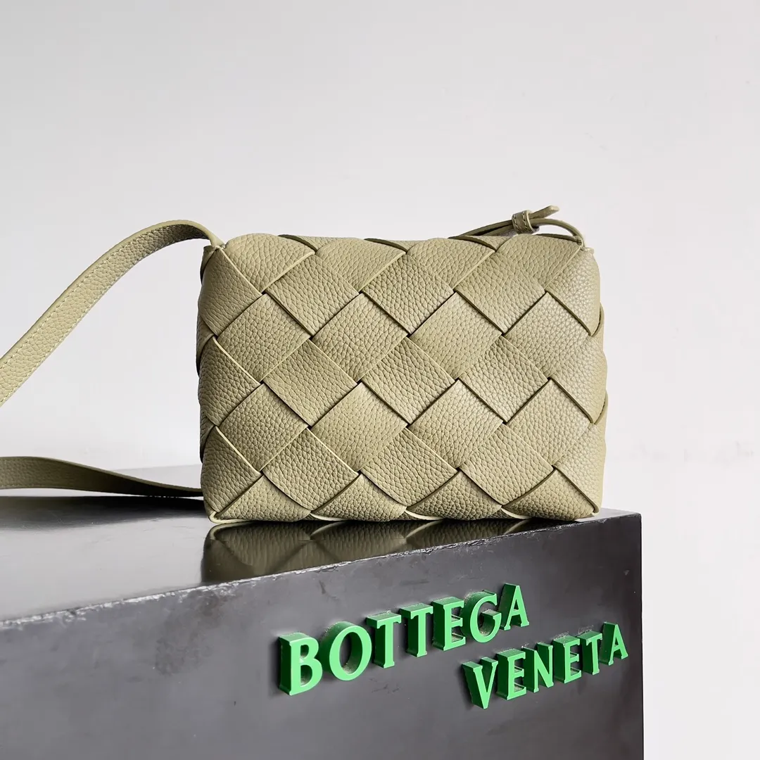 Batch 1860 BOTTEGA VENETA new Diago crossbody bag The diagonally built dynamic silhouette shows unique ingenuity. As a member of the B family's early autumn series, it uses the highest quality calfskin. The entire bag is softer, thicker and heavier, and durable. It is equipped with an adjustable strap. The texture of the 3cm wide leather strap is very similar to the litchi pattern. It is slightly stiffer than the litchi pattern. It is low-key, luxurious and full of connotation. It is refreshing and comfortable to match the upper body. Hu Yitian was also successfully captured by it. Style number: 795637 Size: 22.5*16.5*5.5cm